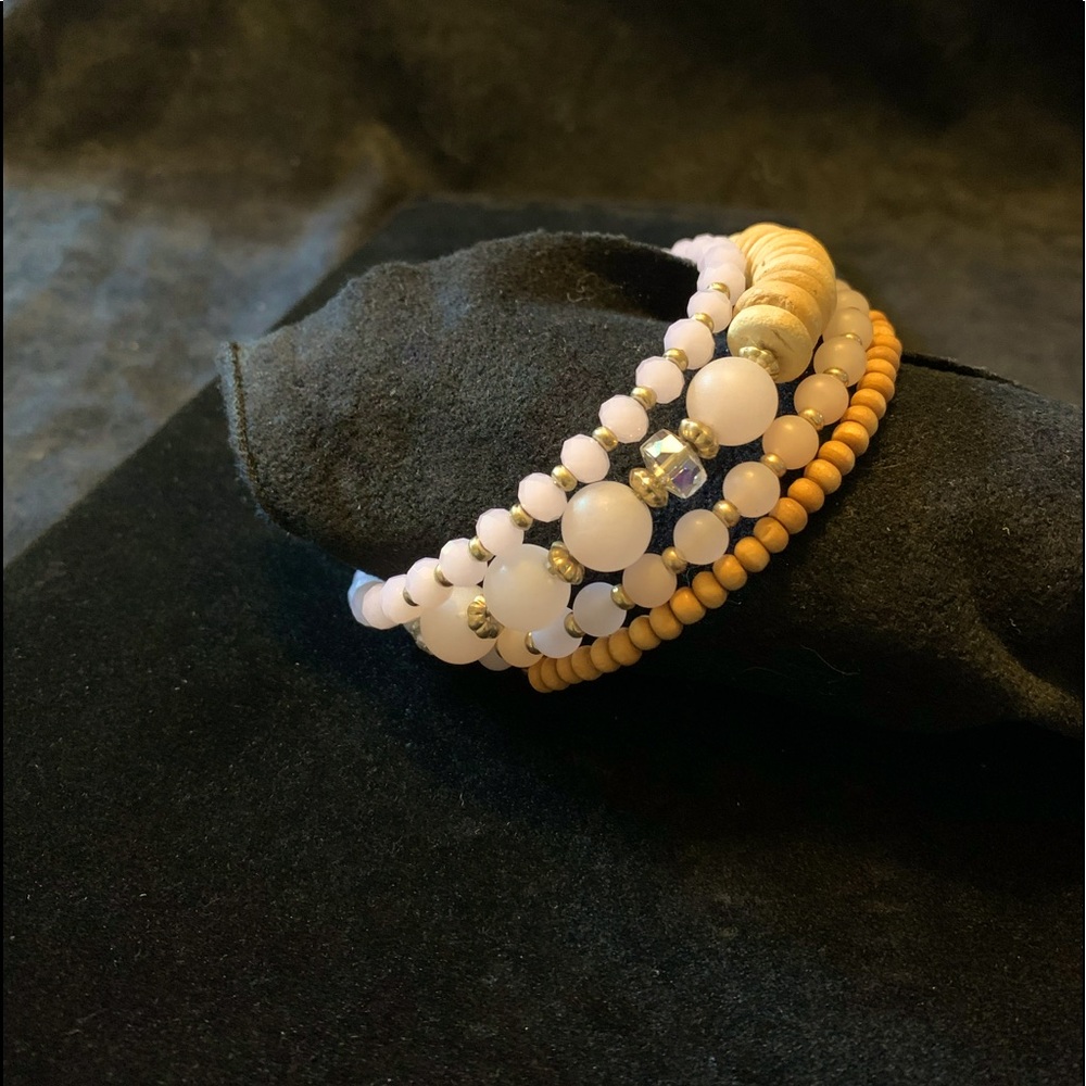 Memory wire bracelet light lavender/silver & neutral wooded beads.PreLoved